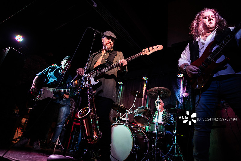 在夜总会表演的朋友乐队图片素材