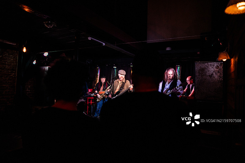 在夜总会表演的朋友乐队图片素材