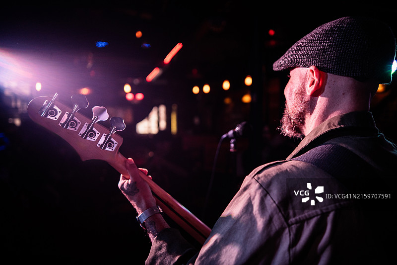 中年男人在演唱会上唱歌弹吉他图片素材