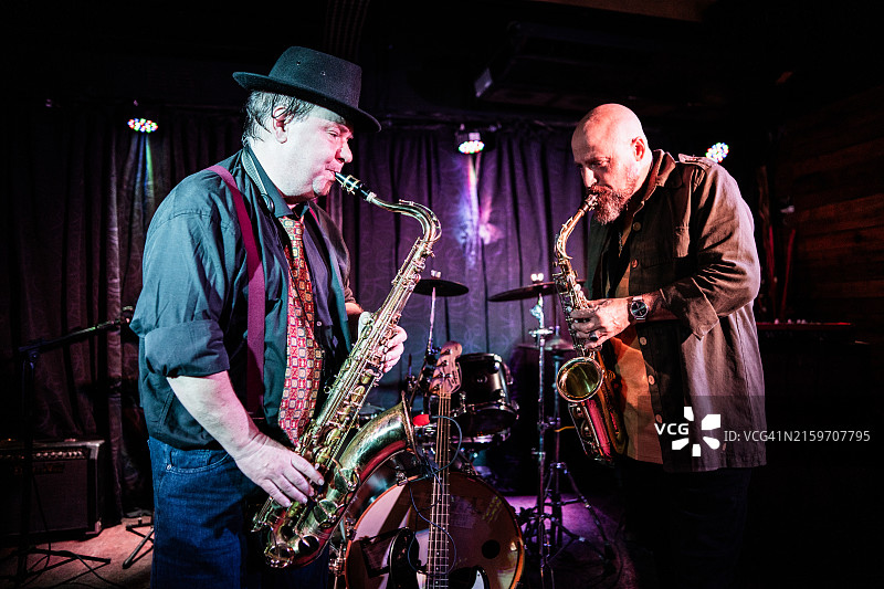 在夜总会演奏萨克斯管的音乐家图片素材