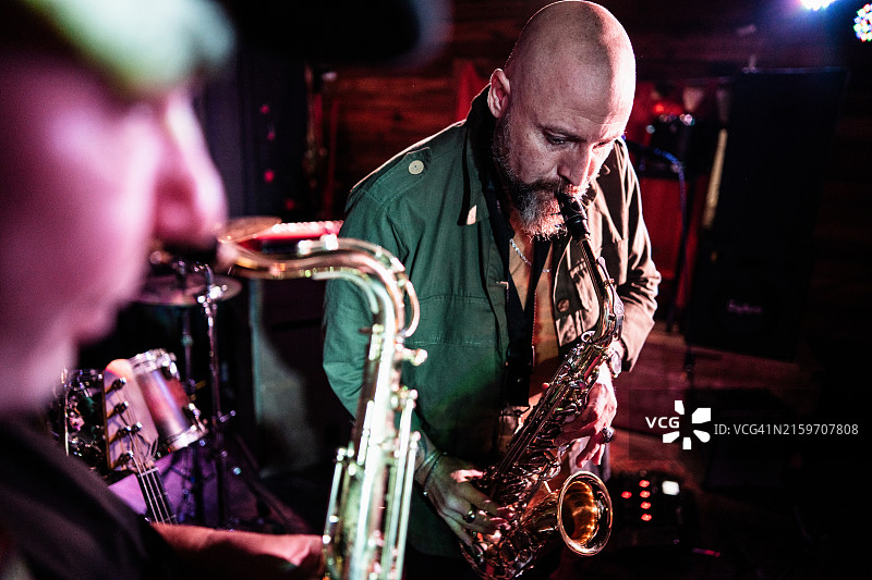 在夜总会演奏萨克斯管的音乐家图片素材