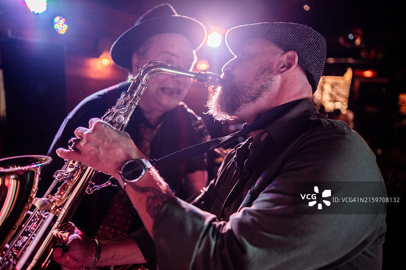 在夜总会演奏萨克斯管的音乐家图片素材