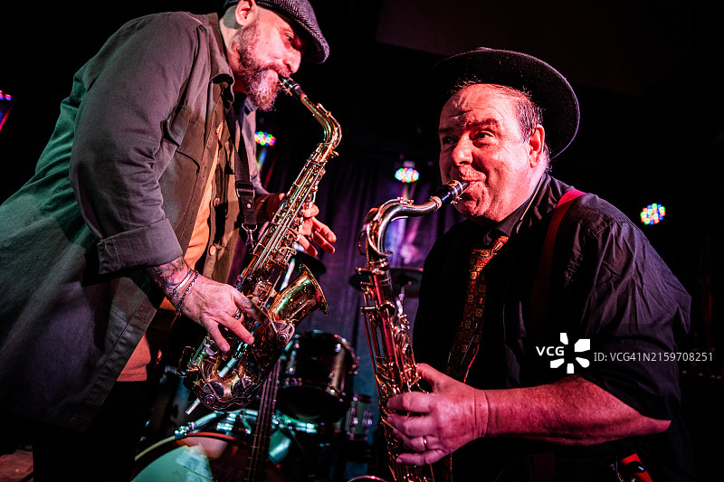 在夜总会演奏萨克斯管的音乐家图片素材