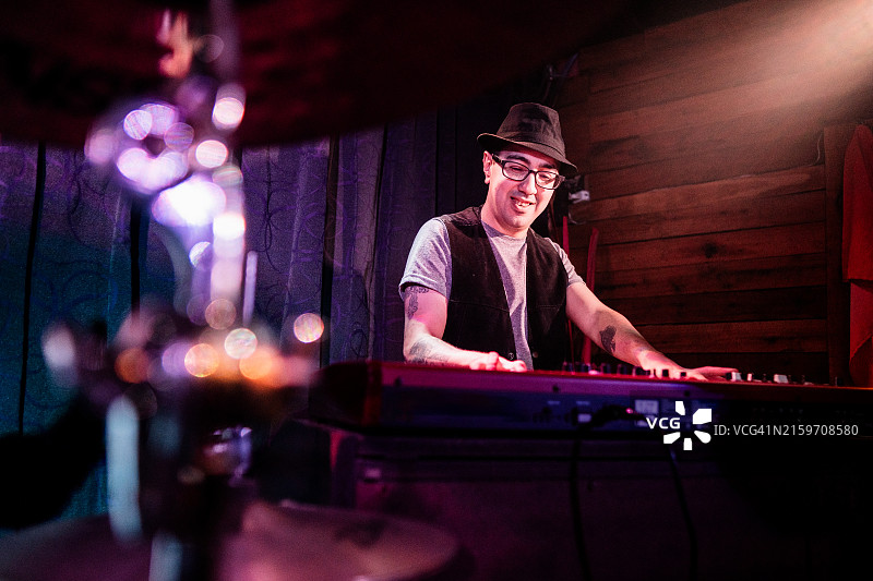 中年男人在现场音乐会上演奏合成器图片素材