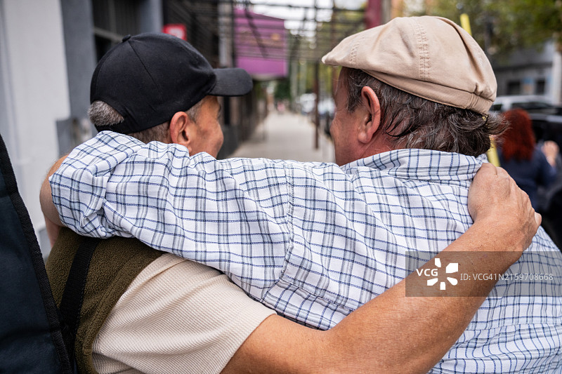 城市中朋友们问候拥抱图片素材