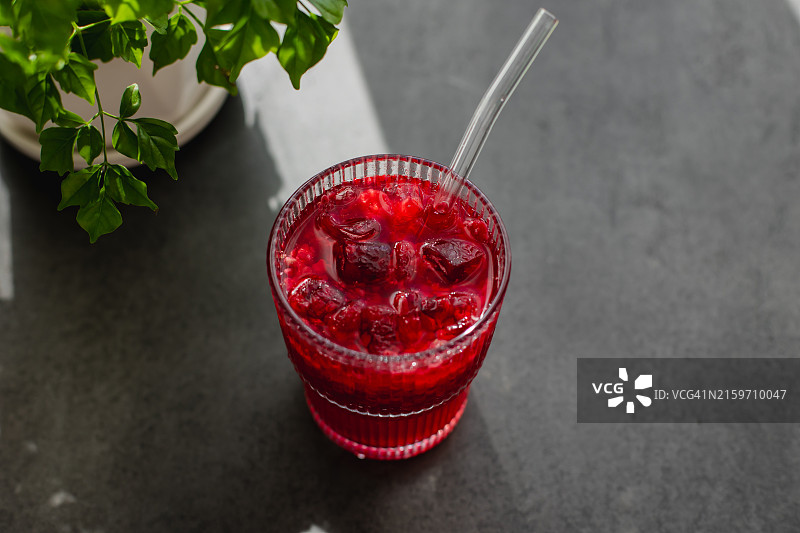 深色背景下阳光阴影中的美味清爽覆盆子柠檬水，顶部直接拍摄，留有复制空间图片素材