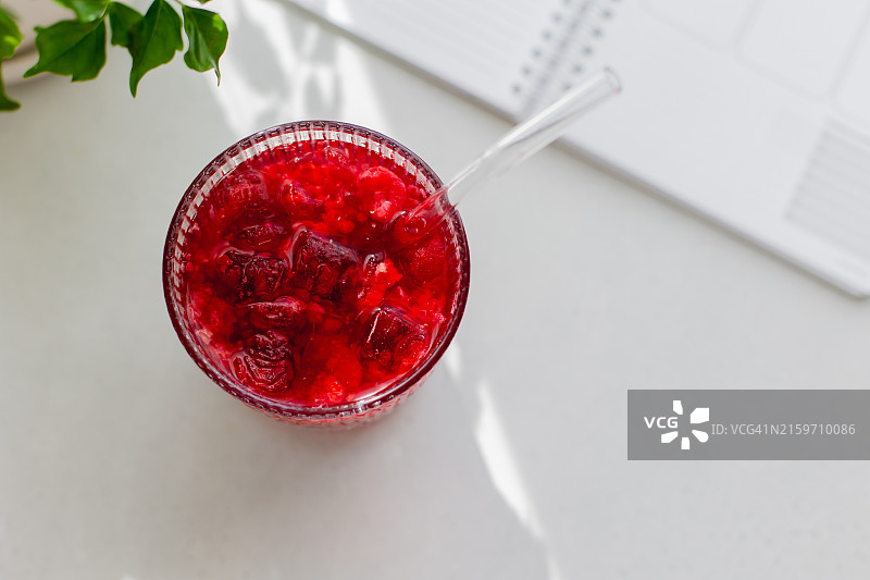 一杯美味的浆果柠檬水和打开的笔记本，夏日冰饮，留白图片素材