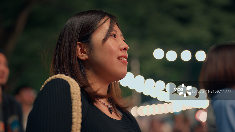亚洲女性参加户外夜间音乐节图片素材