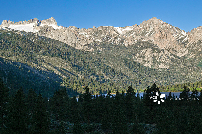 加利福尼亚州布里奇波特附近的双湖盆地图片素材