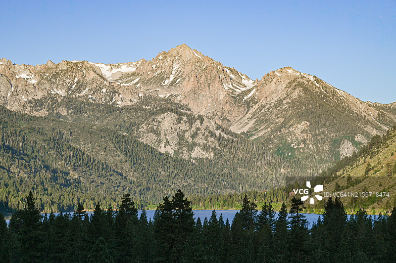 加利福尼亚州布里奇波特附近的双湖盆地图片素材