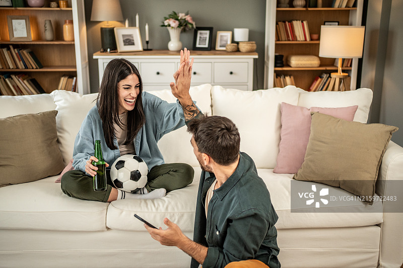 关注体育赛事预测，气氛非常紧张图片素材