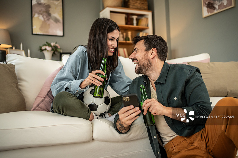 关注体育赛事预测，气氛非常紧张图片素材