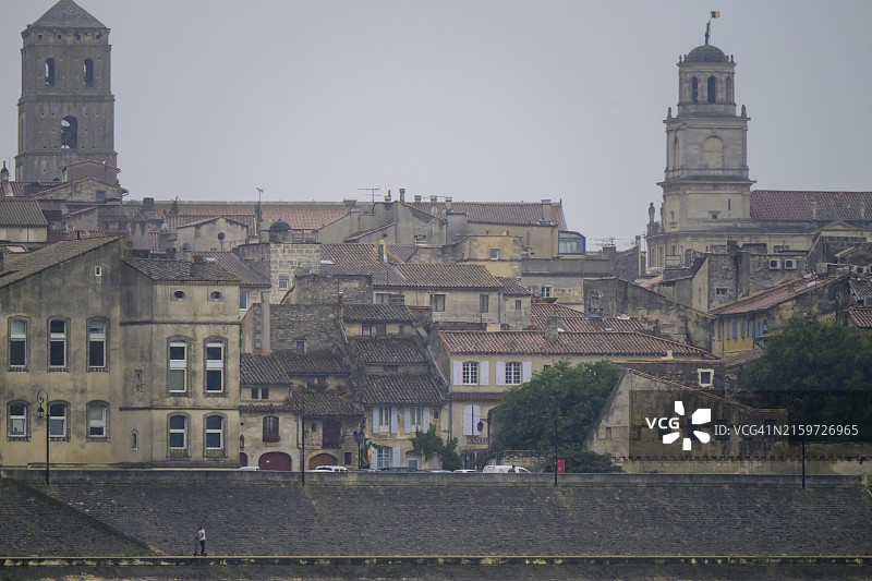 从罗纳河看阿尔勒图片素材