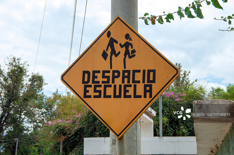 小镇西班牙语“学校慢行”警示牌图片素材