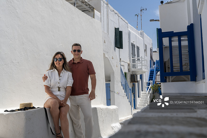 在米科诺斯街头摆姿势的年轻夫妇图片素材