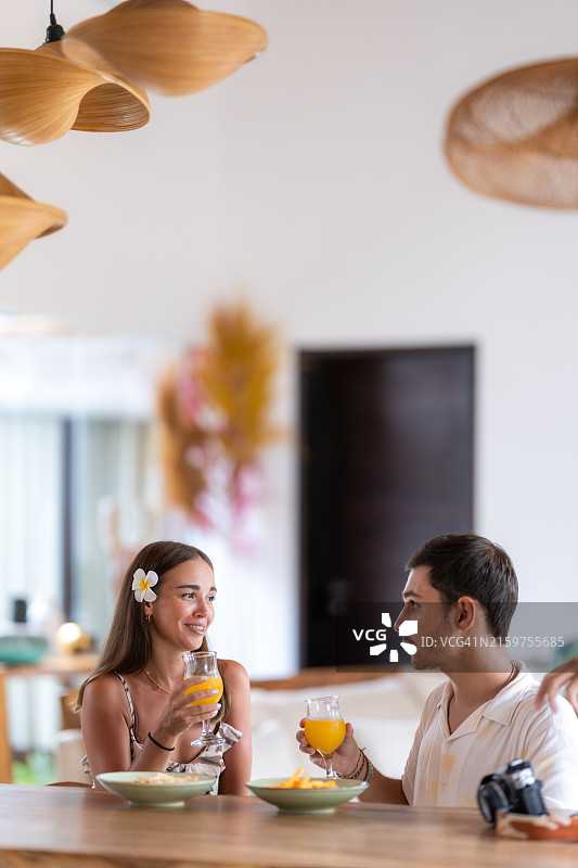 蜜月情侣度假图片素材