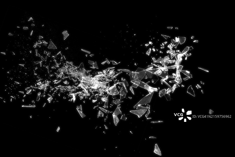 黑色背景上的破碎玻璃，展示了破碎玻璃的抽象纹理细节，该图像非常适合用于背景、纹理或抽象艺术项目图片素材