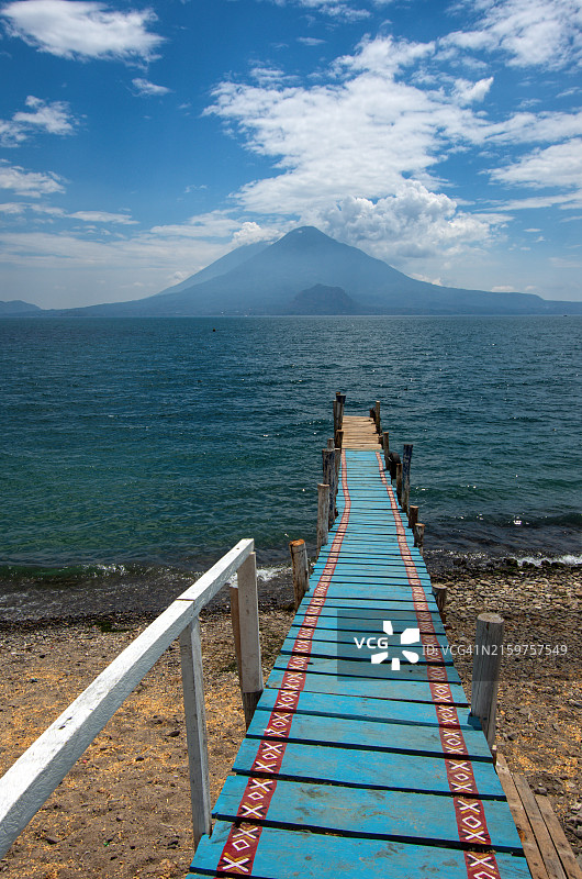 危地马拉阿蒂特兰湖帕纳哈切尔的彩色木制码头图片素材