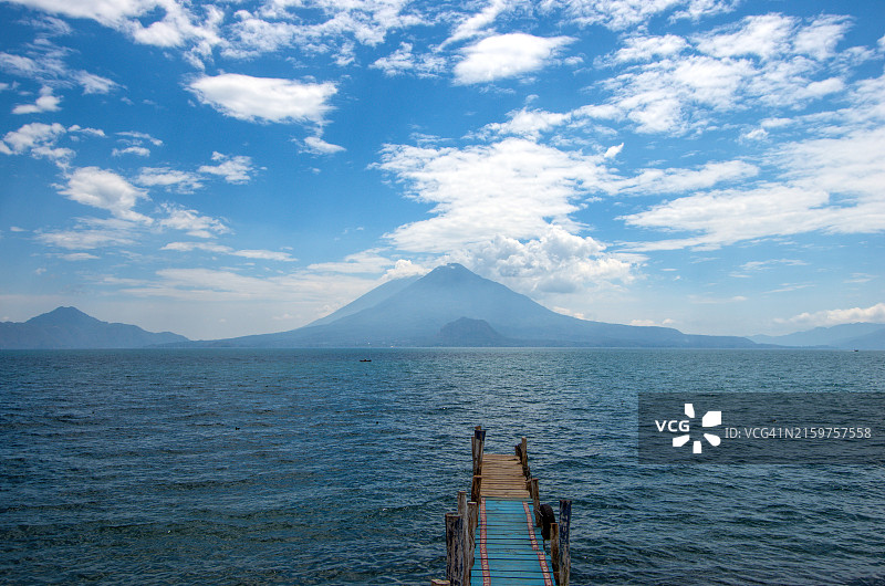 危地马拉阿蒂特兰湖帕纳哈切尔的彩色木制码头图片素材
