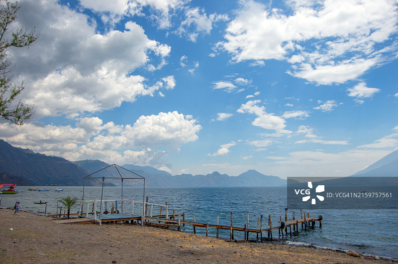 危地马拉阿蒂特兰湖的木制码头图片素材