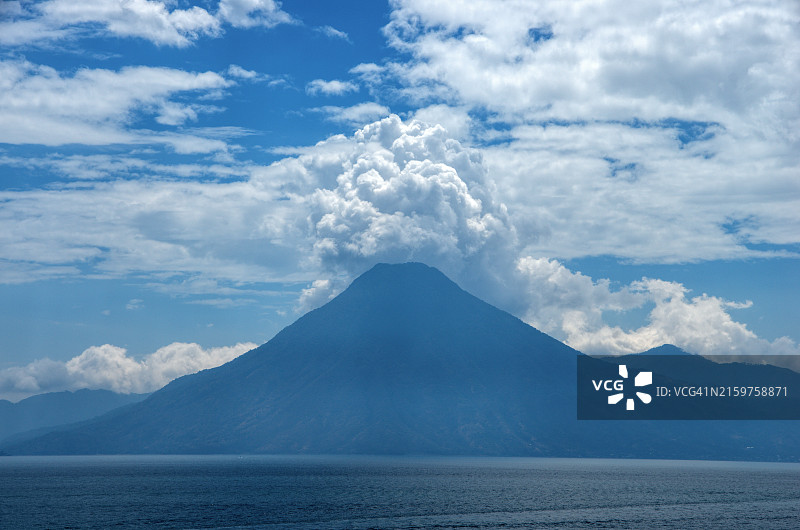 从帕纳哈切尔眺望危地马拉索洛拉省阿蒂特兰湖和圣佩德罗火山的景色图片素材