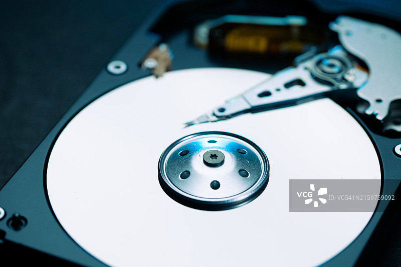 硬盘驱动器内部及机械部件特写图片素材