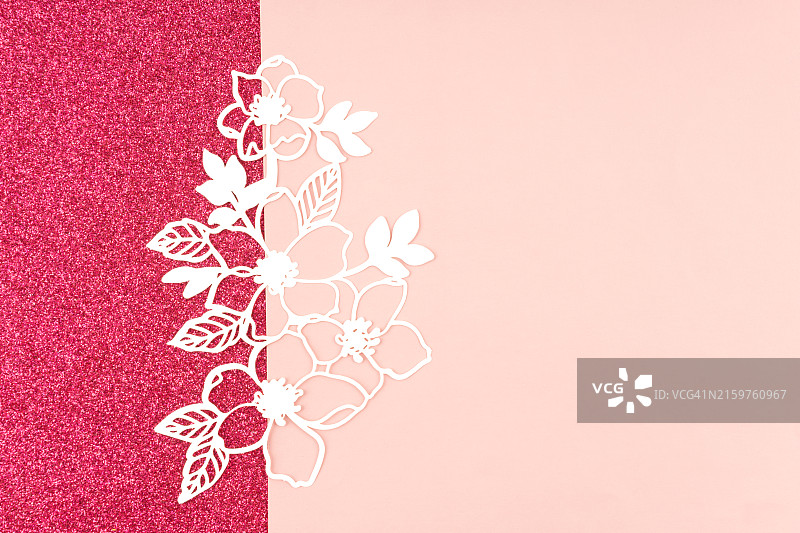 美丽纸张上的叶子折纸剪纸，带有复制空间的位置图片素材