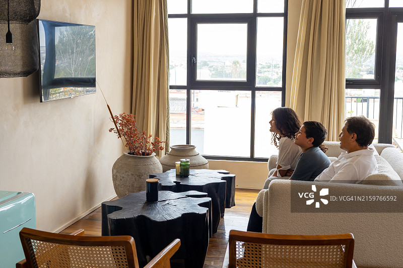 爷爷和孙女、孙子一起看电视图片素材