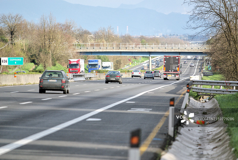 汽车和卡车行驶在意大利高速公路上。汽油再次上涨，高速公路服务价格为2.2欧元图片素材