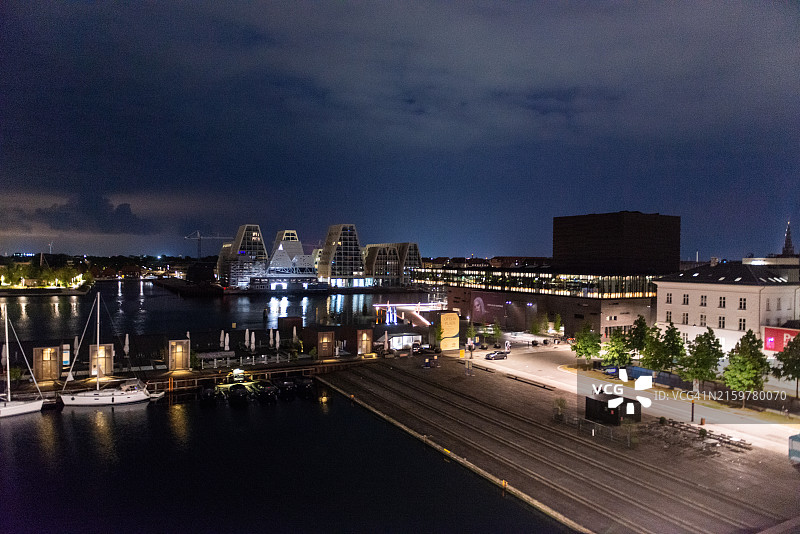丹麦哥本哈根夜晚的克瓦斯图斯码头和奥菲利亚广场及海港景观图片素材