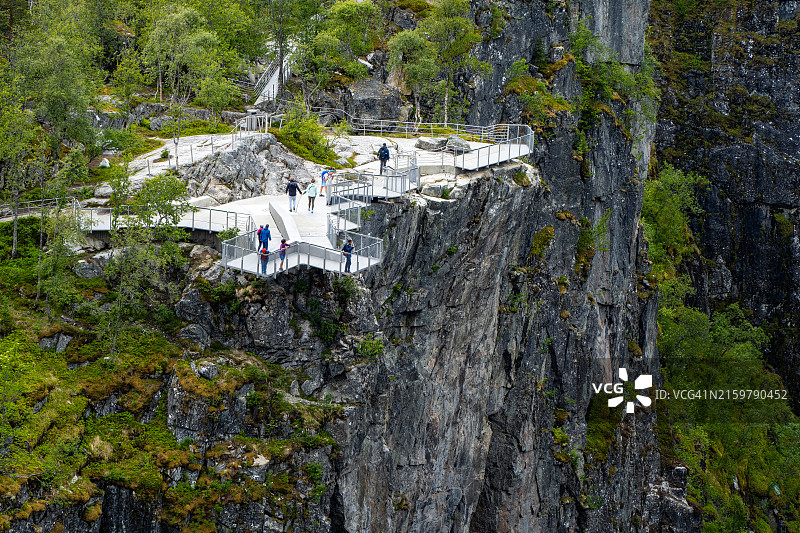 挪威著名的沃林斯福森瀑布观景点图片素材