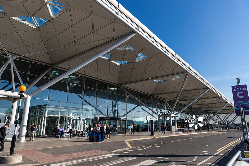 具有模块化树状结构的斯坦斯特德机场正面图，英国伦敦图片素材