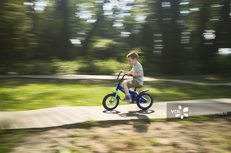 男孩骑自行车图片素材