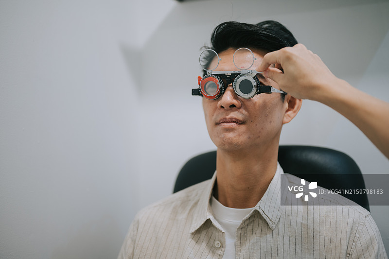 在眼科诊所检查视力的亚洲男子图片素材