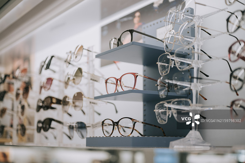 眼镜店展示架上的各种眼镜框图片素材