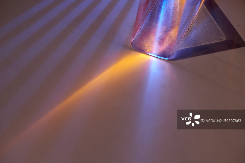 棱镜的浅色折射图片素材