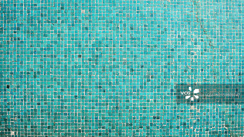 葡萄牙波尔图的绿锈纹理蓝绿马赛克墙：建筑外墙特写图片素材