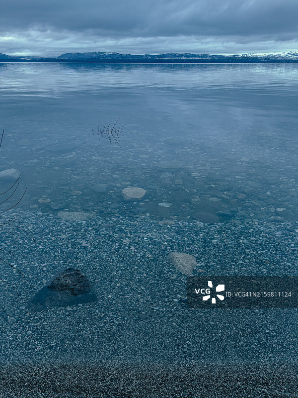 阿根廷巴里洛切纳韦尔瓦皮湖透明湖水海岸图片素材