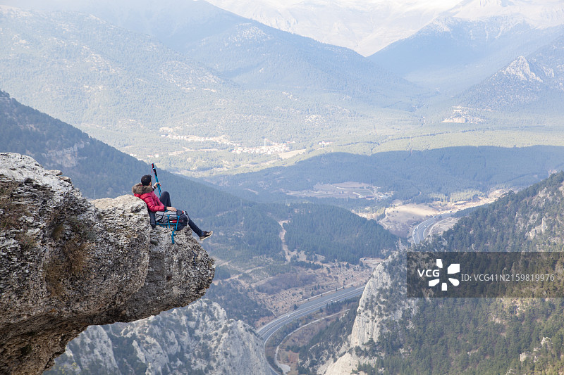 徒步旅行者在居莱克山口欣赏风景图片素材