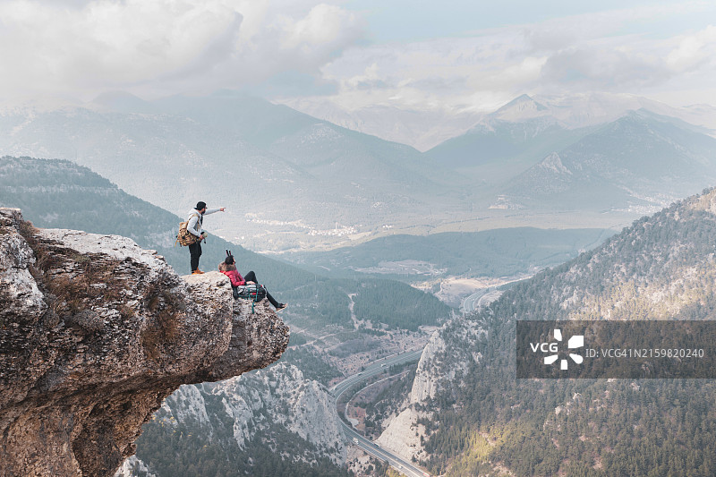 两名徒步旅行者在西利西亚门或古莱克山口欣赏风景图片素材