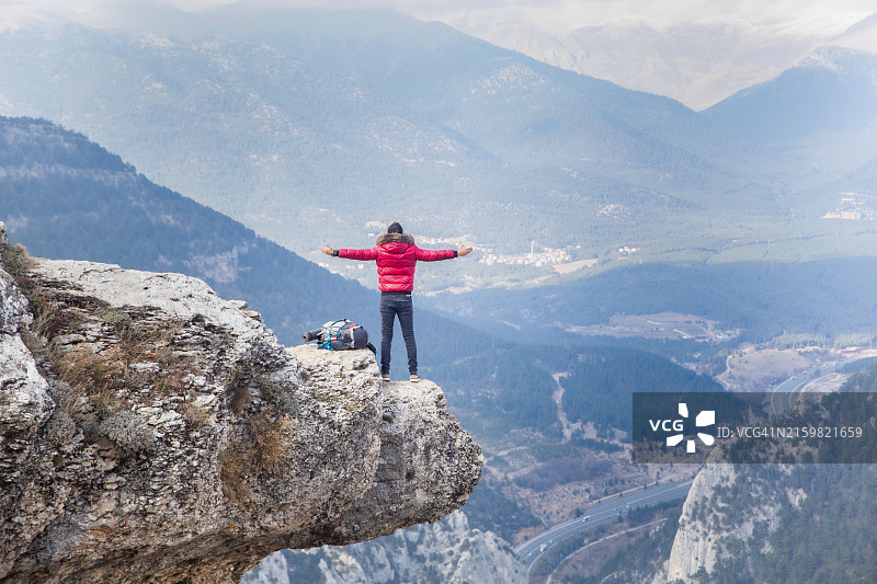 徒步旅行者在居莱克山口欣赏风景图片素材