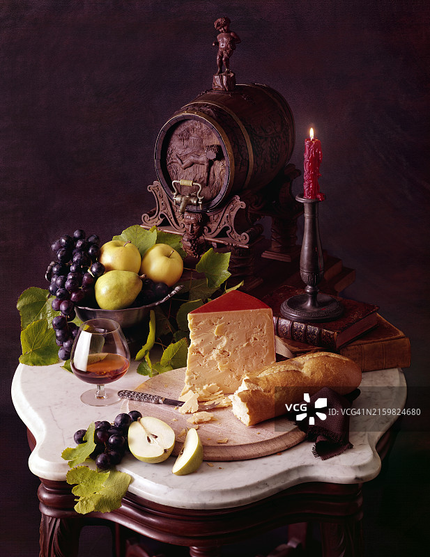 白兰地酒杯与奶酪面包葡萄图片素材