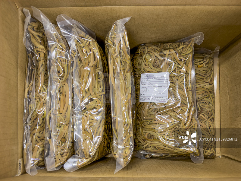 在横滨的一家食品杂货店里，煮着中国产的泽麦蕨(亚洲蕨类植物)图片素材