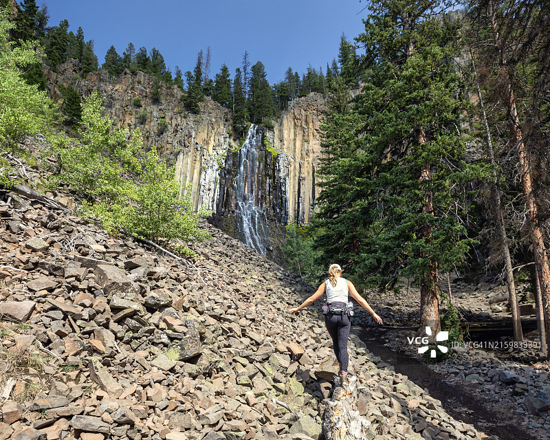 追逐瀑布图片素材