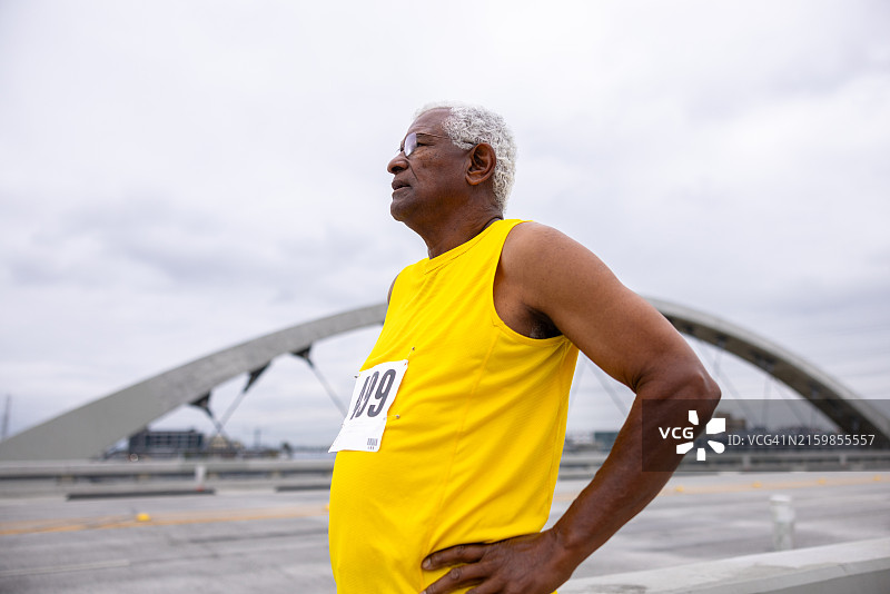 年长的黑人参加马拉松比赛图片素材