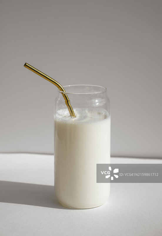 阳光下白色背景的牛奶杯图片素材