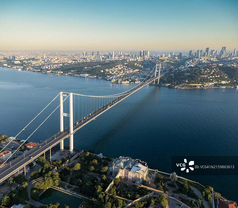 伊斯坦布尔马尔马拉海上博斯普鲁斯海峡大桥（7月15日烈士桥）图片素材