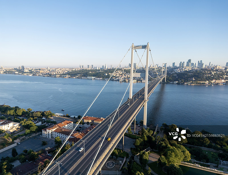 伊斯坦布尔马尔马拉海上博斯普鲁斯海峡大桥（7月15日烈士桥）图片素材