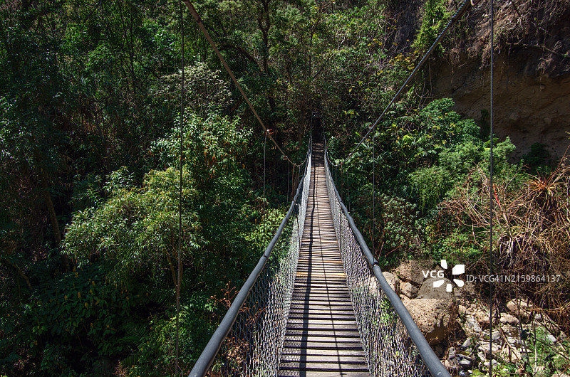 危地马拉阿蒂特兰自然保护区木制吊桥图片素材