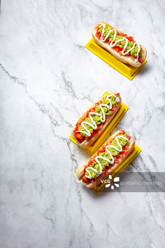 智利意式全能热狗：香肠、鳄梨、番茄和蛋黄酱图片素材